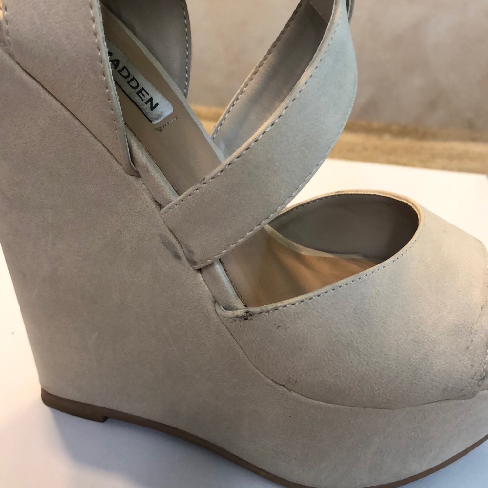 Steve Madden Beige/Tan Suede Wedges! Size 7 - Picture 5 of 8